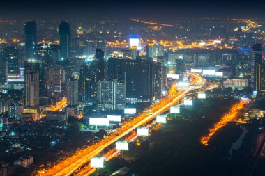 Reklam sektöründe iletişim için reklam panosu olan otoyolun yanındaki reklam panosundaki beyaz kopya alanı reklam panosu reklam panosundaki boş şablon ekranı ve şehirdeki gökdelenler tarafından inşa edildi.