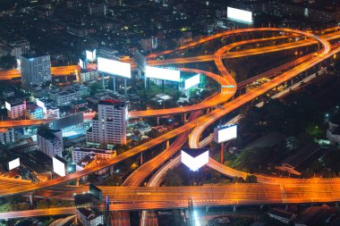 Reklam sektöründe iletişim için reklam panosu olan otoyolun yanındaki reklam panosundaki beyaz kopya alanı reklam panosu reklam panosundaki boş şablon ekranı ve şehirdeki gökdelenler tarafından inşa edildi.