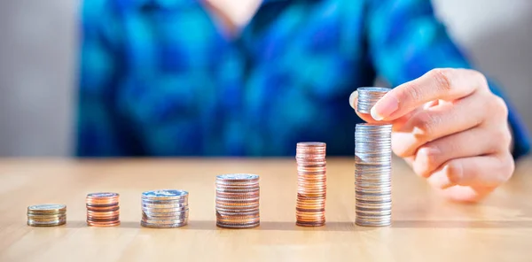 Primer Plano Éxito Mujer Negocios Mantener Moneda Ahorrar Dinero Para — Foto de Stock