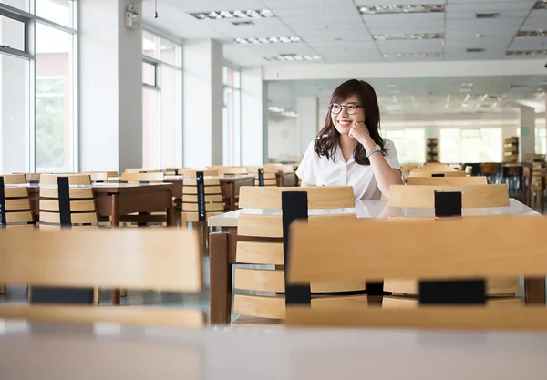 Asiatische Studentin in der Bibliothek — Stockfoto