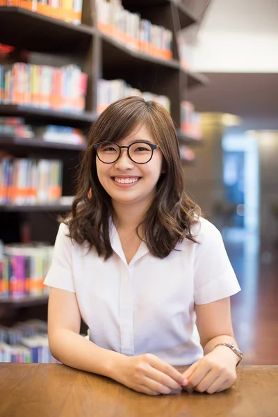 Asiatische Studentin in der Bibliothek — Stockfoto