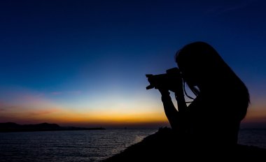 günbatımı zamanı siluate kadın