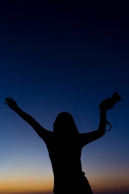 günbatımı zamanı siluate kadın