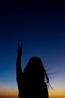 günbatımı zamanı siluate kadın