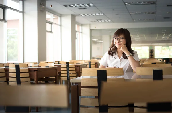Asiatische Studentin in der Bibliothek — Stockfoto