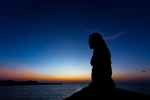 Weibchen bei Sonnenuntergang zum Schweigen bringen — Stockfoto