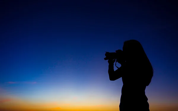 Siluate fêmea no pôr do sol tempo — Fotografia de Stock