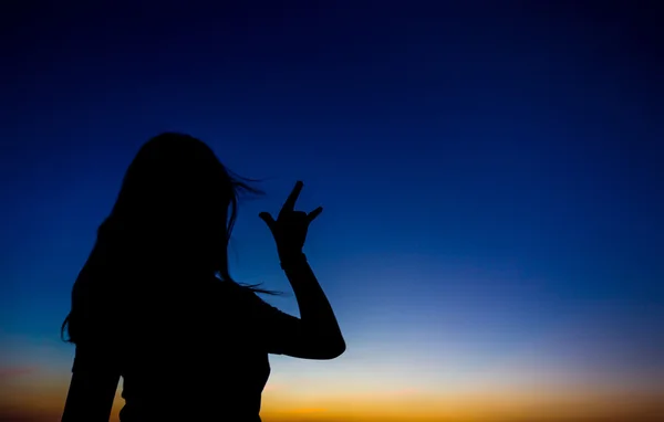 Weibchen bei Sonnenuntergang zum Schweigen bringen — Stockfoto