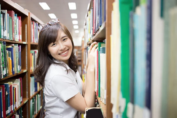 Asyalı öğrenci kitaplığı