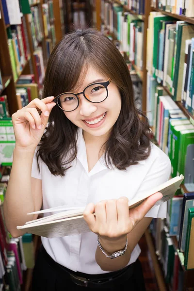 Asiática estudiante en biblioteca —  Fotos de Stock