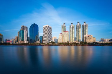 Uzun boylu binanın arkasına Benjakiti Park Bangkok, Tayland