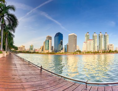 Uzun boylu binanın arkasına Benjakiti Park Bangkok, Tayland