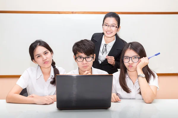 Studente asiatico in classe — Foto Stock