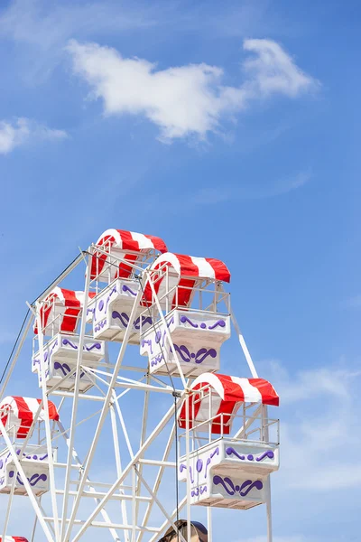 Kırmızı dönme dolap