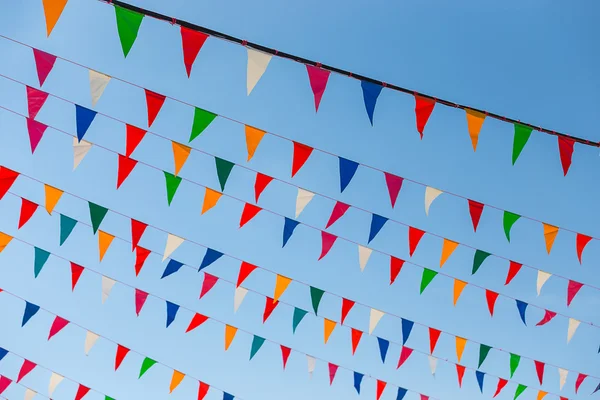 Drapeaux de vacances avec ciel clair — Photo