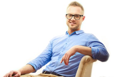 Mutlu genç adam. Başarılı gülümseyen yakışıklı genç adam portresi