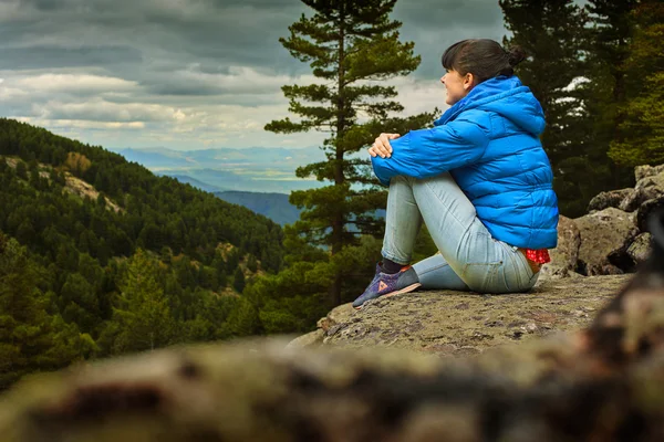 Portrait of sitting young smiling woman while hiking across macedonia mountains in prespa national park — Stock Photo, Image