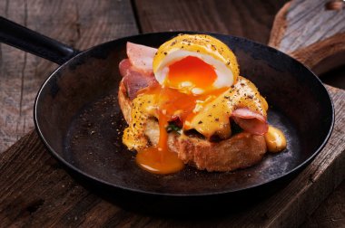 Yumurta Benedict hollandaise sosu ile.