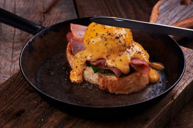 Yumurta Benedict hollandaise sosu ile.