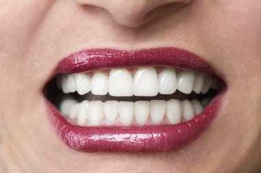 beyaz dişlere sahip kadın ağzı