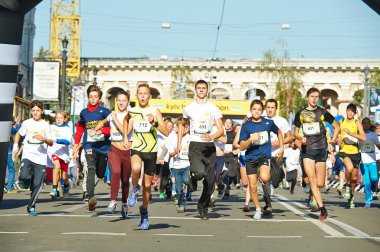 çocuklar üzerinde Kiev yarım maraton koşmak