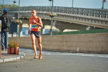 Kiev üzerinde yarı maraton koşan adam