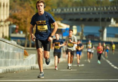 insanlar üzerinde Kiev yarım maraton koşmak