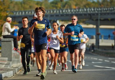 insanlar üzerinde Kiev yarım maraton koşmak