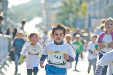 çocuklar üzerinde Kiev yarım maraton koşmak