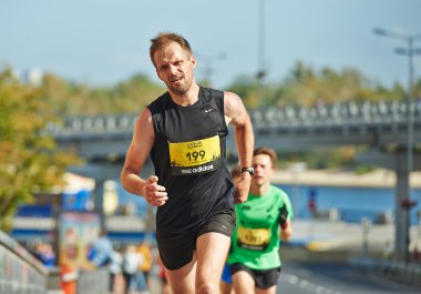 Kiev üzerinde yarı maraton koşan adam