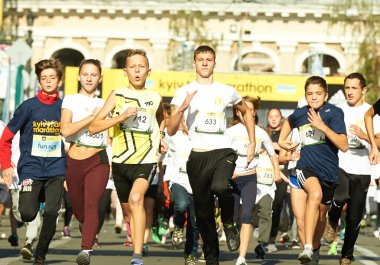 çocuklar üzerinde Kiev yarım maraton koşmak
