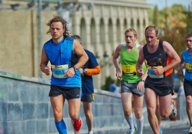 insanlar üzerinde Kiev yarım maraton koşmak