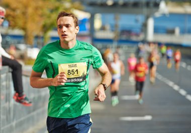 Kiev üzerinde yarı maraton koşan adam