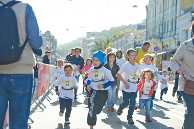 çocuklar üzerinde Kiev yarım maraton koşmak