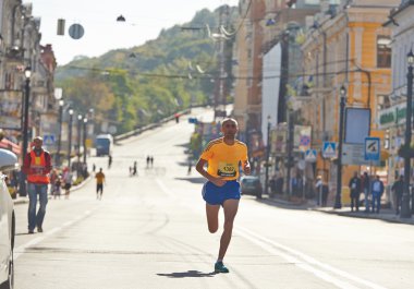 Kiev üzerinde yarı maraton koşan adam