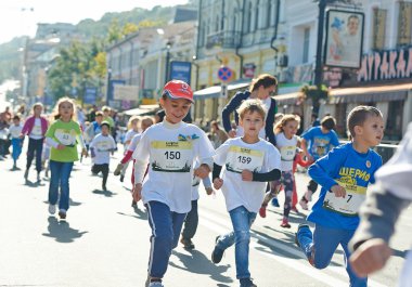 çocuklar üzerinde Kiev yarım maraton koşmak