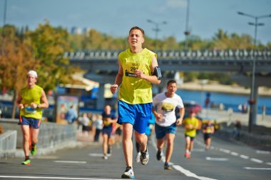 Kiev üzerinde yarı maraton koşan adam