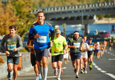 insanlar üzerinde Kiev yarım maraton koşmak