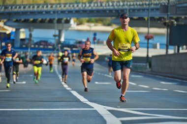 insanlar üzerinde Kiev yarım maraton koşmak