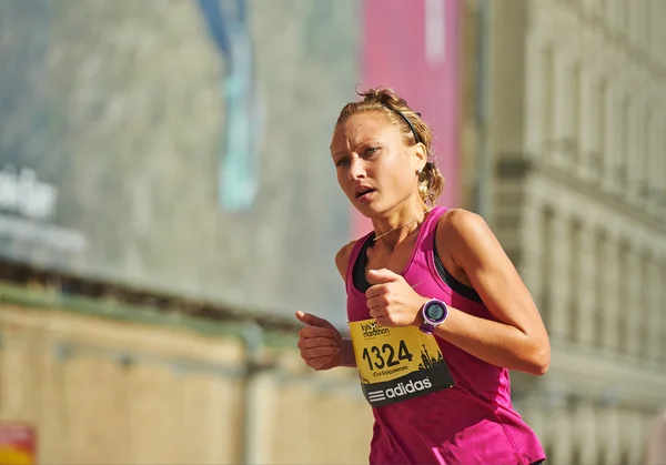 Woman running on Kyiv Half Marathon — Stock Photo, Image
