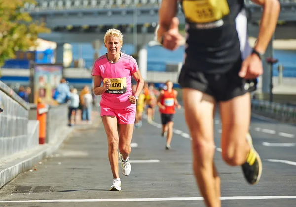 Mujer corriendo en la Media Maratón de Kiev — Foto de Stock