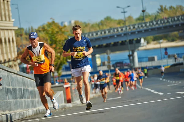 Mensen lopen op Kiev halve marathon — Stockfoto