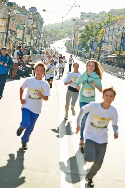 Barnen springa på Kiev Halvmarathon — Stockfoto