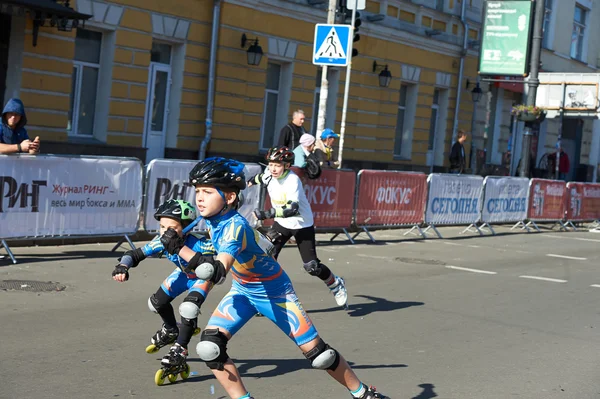 Kinderen op Kiev halve marathon inlineskating — Stockfoto