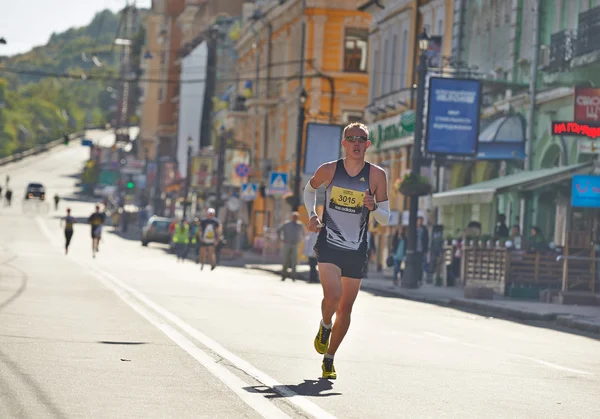 Hombre corriendo en la Media Maratón de Kiev —  Fotos de Stock