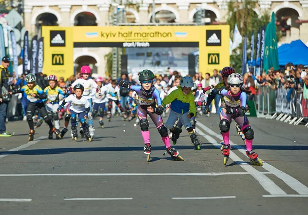 Kinderen op Kiev halve marathon inlineskating — Stockfoto