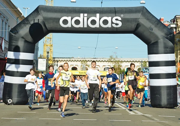 Children run on  Kyiv Half Marathon — Stock Photo, Image