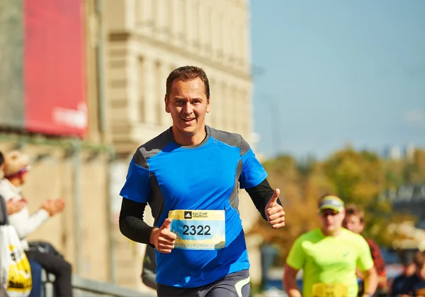 人们在基辅半程马拉松赛上运行 — 图库照片