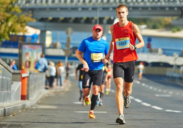 La gente corre en la Media Maratón de Kiev — Foto de Stock