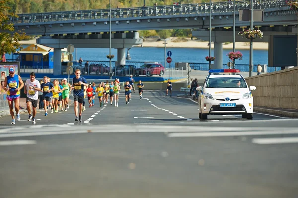 As pessoas correm na meia maratona de Kiev — Fotografia de Stock